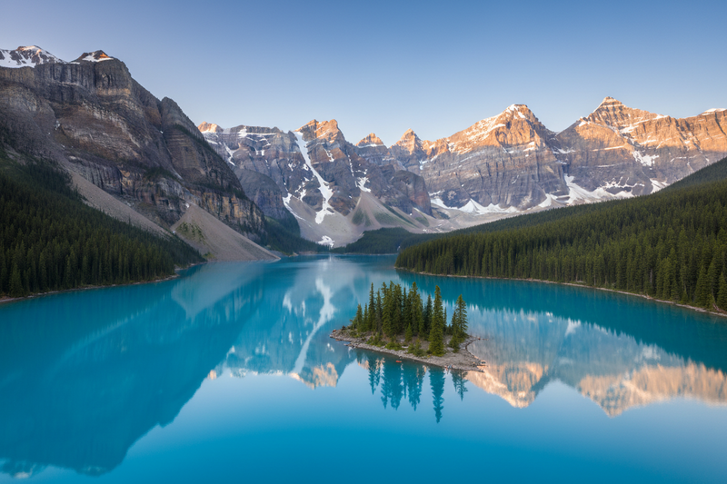USA & Canada eSIM image of turquoise Moraine Lake surrounded by the Rocky Mountains